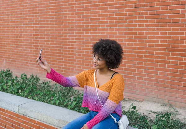 Cute Multiethnic Style Young Woman Takes Selfie Her Smartphone Sitting — Stock Photo, Image