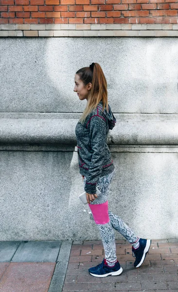 Jeune Coureuse Survêtement Marche Dans Une Rue Avant Courir — Photo