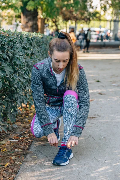 Corredor Mujer Chándal Ata Sus Cordones Zapatos Antes Correr Parque — Foto de Stock