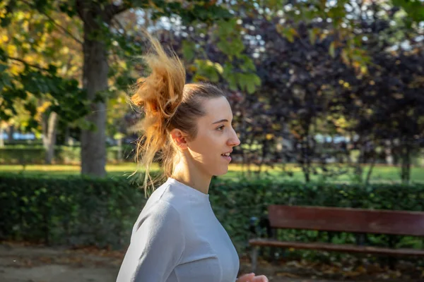 Caucasien Blond Jeune Femme Fait Jogging Dans Parc Après Midi — Photo