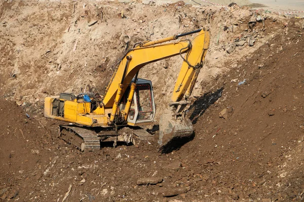 在建筑工地挖掘泥土的挖掘机 — 图库照片