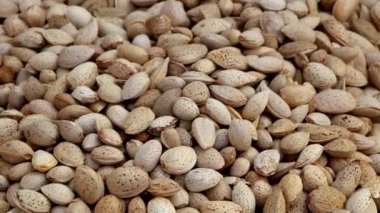 Kuru Meyve Pazarında Görünürde Çözülmemiş Bademler