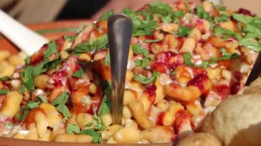 Chana Chaat Pakistan ve Hint kültüründe ünlü bir yemektir..