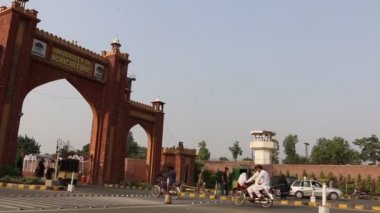 FAISALABAD, PAKISTAN - Ekim 2020 - Tarımsal Faisalabad Üniversitesi ana girişi. Bu enstitü tarım araştırmaları ve tarım sektöründeki insan kaynakları gelişimiyle ünlüdür..