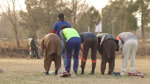 Islamabad Pakistan 2020年2月20日 クリケット場でイニングブレーク中に祈る若いイスラム教徒の男性のグループ — ストック動画
