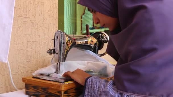Rawalpindi Pakistán Una Estudiante Desconocida Aprendiendo Costura Durante Clase Economía — Vídeos de Stock