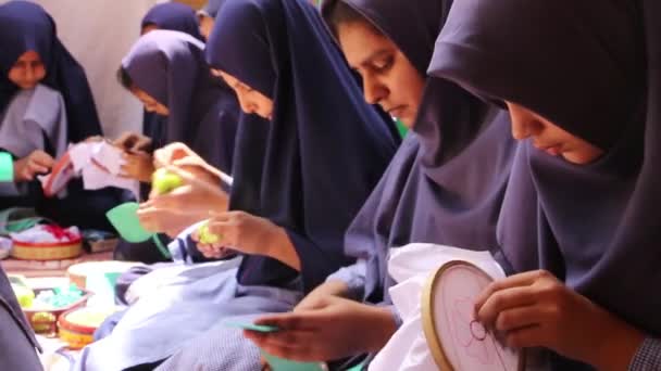 Равальпинди Пакистан Группа Неопознаваемых Студенток Обучающихся Шитью Вышивке Уроках Домашней — стоковое видео
