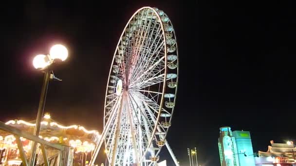 Ruota Panoramica Nel Parco Divertimenti — Video Stock