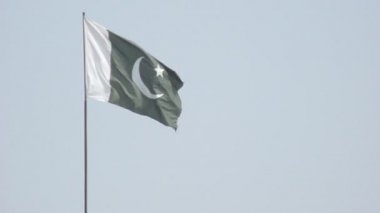 Pakistan bayrağı havada dalgalanıyor.