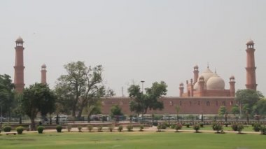 Arka planda ünlü Badshahi Camii ile Lahore Şehir Yoğun Saati