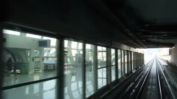 Dubajska Metro Train Exiting Platform — Wideo stockowe