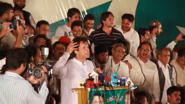 Gujranwala Pakistan Sept Voorzitter Pakistan Tehreek Insaf Imran Khan Spreekt — Stockvideo