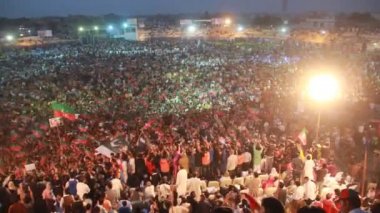 SIALKOT, PAKISTAN - 23 Mart 2012 tarihinde Pakistan 'ın Sialkot kentindeki Jinnah Kriket Stadyumu' nda düzenlenen siyasi mitingde Imran Khan 'a muazzam bir kalabalık desteği
