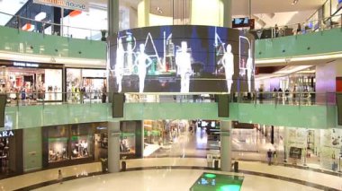 DUBAI, BAE - 19 Şubat 2010 Dubai, Birleşik Arap Emirlikleri 'ndeki Dubai Alışveriş Merkezi' nde Alışveriş ve Ziyaretçiler.