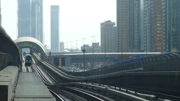 プラットフォームに到着するドバイ地下鉄は ドバイのアラブ首長国連邦の都市では世界で最も長く 完全に自動化された地下鉄ネットワークです — ストック動画