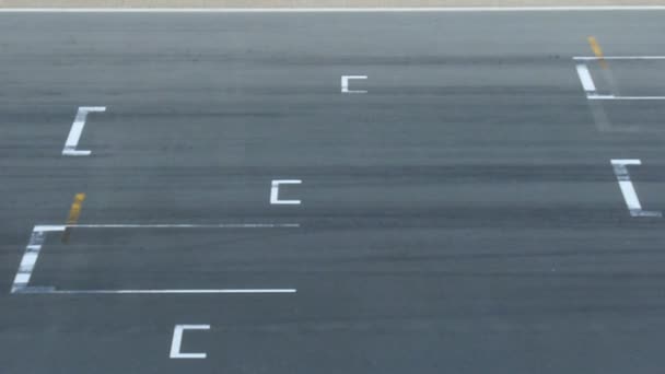 スターティンググリッドを通過する高速レーシングカー — ストック動画