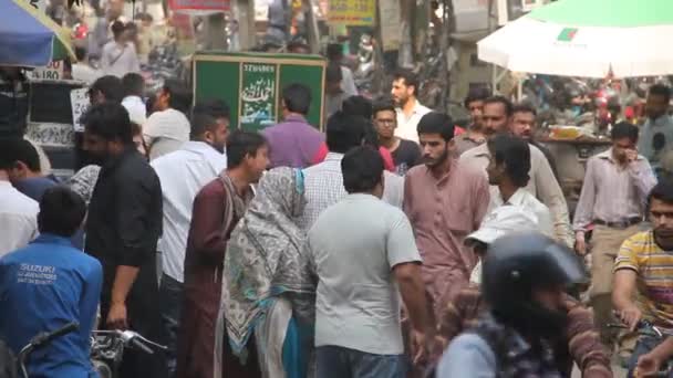 ラホール パキスタン 2015年5月5日 パキスタンのラホールでの2015年5月5日のモバイルマーケットホールロード沿いの歩行者のラッシュと交通移動 — ストック動画