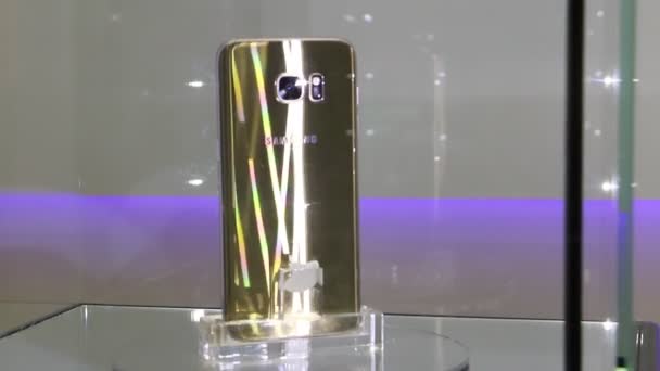 Dubai Avril 2016 Samsung Galaxy Edge Exposé Dans Boutique Officielle — Video