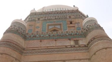 MULTAN, PAKISTAN - 17 Haziran 2016: Multan Pakistan 'da Şah Rukn-e-Alam' ın Mezarı Manzarası. Güney Asya 'nın dört bir yanından her yıl 100,000' den fazla insan bu mezarı ziyaret ediyor..