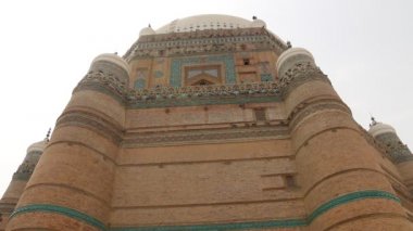 MULTAN, PAKISTAN - 17 Haziran 2016: Multan Pakistan 'da Şah Rukn-e-Alam' ın Mezarı Manzarası. Güney Asya 'nın dört bir yanından her yıl 100,000' den fazla insan bu mezarı ziyaret ediyor..