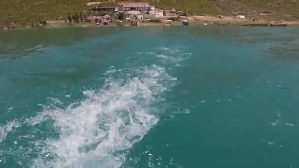 パキスタンのKh Damの観光リゾートでのボートに乗る — ストック動画