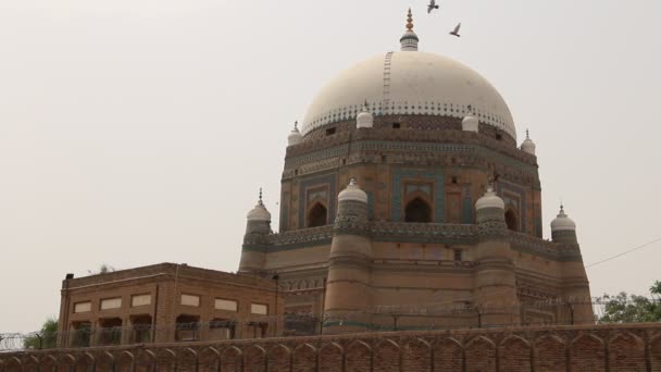 Multan Pakistan 2016年6月17日 マルタンパキスタンにおけるシャー ルクネ アラムの墓の眺め 南アジア各地から毎年10万人以上がこの墓を訪れます — ストック動画