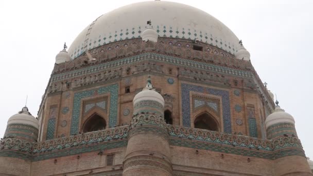 Multan Pakistan 2016年6月17日 マルタンパキスタンにおけるシャー ルクネ アラムの墓の眺め 南アジア各地から毎年10万人以上がこの墓を訪れます — ストック動画