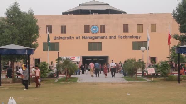 ラホール パキスタン 2014年12月13日 ラホール大学経営工科大学の学生がラホール大学の授業に参加します — ストック動画