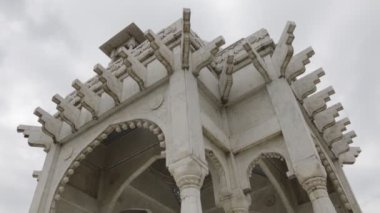 Pakistan, İslamabad 'daki Fatima Jinnah Parkı' ndaki Beyaz Mermer Anıt. Fatima Jinnah Parkı Pakistan 'ın en büyük parklarından biridir..