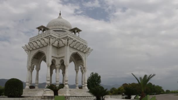 パキスタンのイスラマバードにあるファティマ ジンナー公園の白い大理石の記念碑 ファティマ ジンナー公園はパキスタン最大の公共公園の一つです — ストック動画