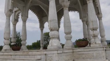 Pakistan, İslamabad 'daki Fatima Jinnah Parkı' ndaki Beyaz Mermer Anıt. Fatima Jinnah Parkı Pakistan 'ın en büyük parklarından biridir..