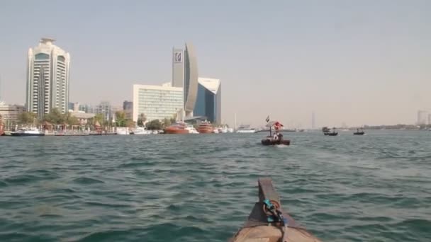 ドバイ アラブ首長国連邦 2013年3月30日 アラブ首長国連邦のドバイで開催された2013年3月30日の機械船から見たドバイクリークの近代的なスカイライン — ストック動画