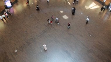 DUBAI, BAE - 2013: Dubai AVM 'deki müşterilerin yüksek açılı görüntüsü Mart 2013' te Dubai, Birleşik Arap Emirlikleri 'nde. Dubai Alışveriş Merkezi dünyanın en büyük alışveriş merkezlerinden biridir..