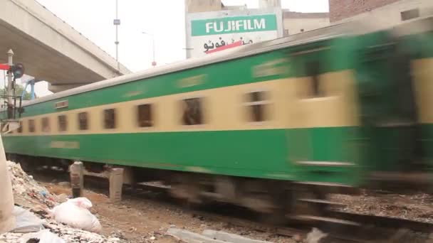 Gujranwala Pakistan Pakistaanse Spoorwegen Intercity Train Crossing Railway Gate Gujranwala — Stockvideo