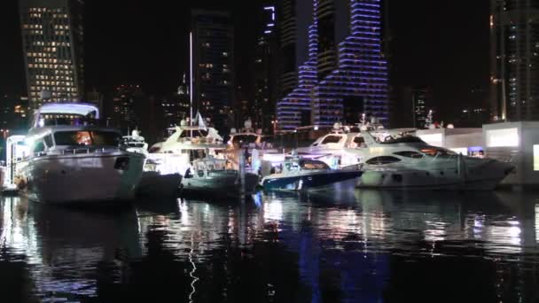 Luxus Yacht Dokkolt Dubai Marina Éjjel — Stock videók