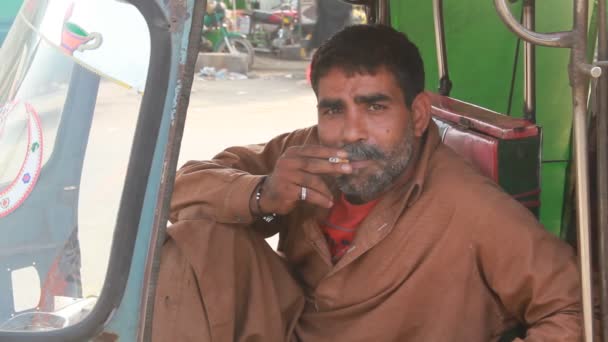 Lahore Pakistan Listopad 2011 Řidič Rikši Kouřící Cigaretu Během Polední — Stock video