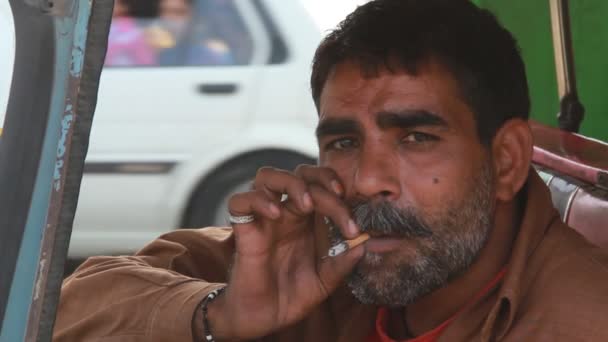 Lahore Pakistan 2012 Közelkép Egy Riksa Sofőrről Aki Szünetben Cigarettázik — Stock videók