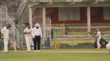 SIALKOT, PAKISTAN - 14 Ekim: Quaid-e-Azam Trophy Cricket Maçı sırasında Jinnah Cricket Stadyumu 'nda oynanan bowling turnuvası. 14 Ekim 2014, Sialkot, Pakistan