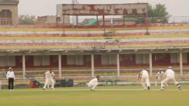 SIALKOT, PAKISTAN - 14 Ekim: Batsman, Jinnah Kriket Stadyumu 'ndaki Quaid-e-Azam Kupa Maçı ve HBL takımları arasında top koşturuyor. 14 Ekim 2014, Sialkot, Pakistan