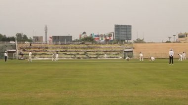 SIALKOT, PAKISTAN - 14 Ekim: Quaid-e-Azam Kupası Kriket Maçı sırasında Jinnah Kriket Stadyumu 'nda Sialkot ve HBL takımları arasında oynandı. 14 Ekim 2014, Sialkot, Pakistan