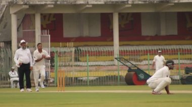 SIALKOT, PAKISTAN - 14 Ekim: Quaid-e-Azam Kupası Kriket Maçı sırasında Jinnah Kriket Stadyumu 'nda oynanan Spin Bowling. 14 Ekim 2014, Sialkot, Pakistan