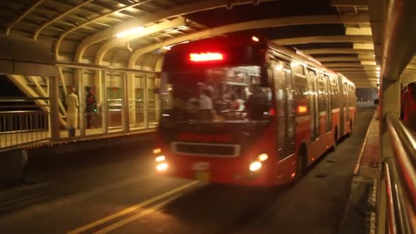 Lahore Paquistão Outubro Ônibus Saindo Terminal Rodoviário Metrô Lahore Lahore — Vídeo de Stock