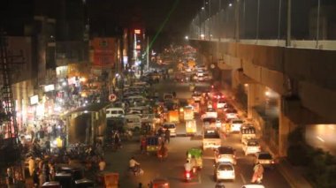 LAHORE, PAKISTAN - 29 EKİM: Pakistan 'ın Lahor kentindeki Firozpur Road Area' da Yoğun Gece Trafiği