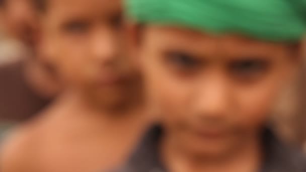 Gujranwala Pakistán Septiembre Grupo Niños Curiosos Mirando Cámara Los Niños — Vídeo de stock