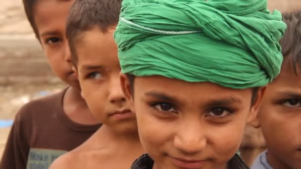 Гужранвала Пакистан Сентября Группа Детей Подростков Изучающих Естественные Выражения Камеры — стоковое видео