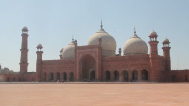 Baadshahi Mescidi (Kralın Camii) Lahor, Pakistan dünyanın en büyük camilerinden ve Lahor kentindeki popüler bir turizm merkezidir..