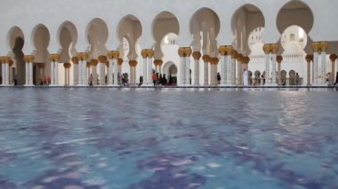 BAE, 2016: Şeyh Zayed Büyük Cami. Dünyanın en büyük camilerinden biri Birleşik Arap Emirlikleri 'nin başkenti Abu Dabi' de yer alıyor.