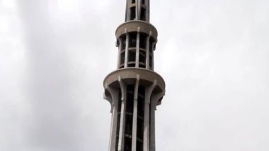 LAHORE, PAKISTAN - 10 Nisan 2015: Pakistan Kararı 'nın 1940 yılında kabul edildiği Minar-e-Pakistan. Pakistan 'ın en ünlü simgelerinden biri Pakistan' ın Lahor şehrinde yer almaktadır.