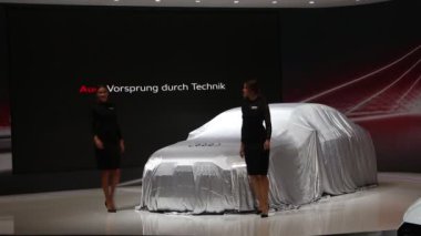 DUBAI, BAE - 14 Kasım: Audi A8 L 2018 Dubai Int 'l Motor Show 2017 Dubai Int' l Convention and Exhibition Centre, Birleşik Arap Emirlikleri.