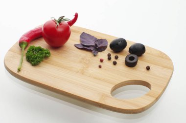 kesme tahtası üzerinde taze sebze.